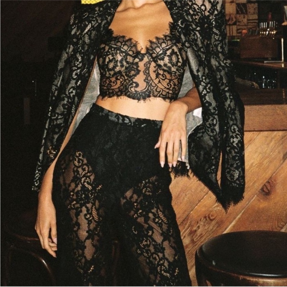 Bronx and Banco
Lace set